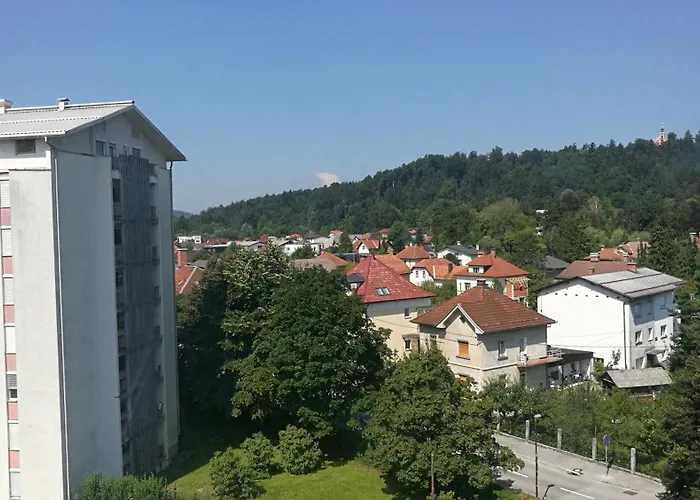 Hostal Rozna Dolina, Dom Xiv Liubliana