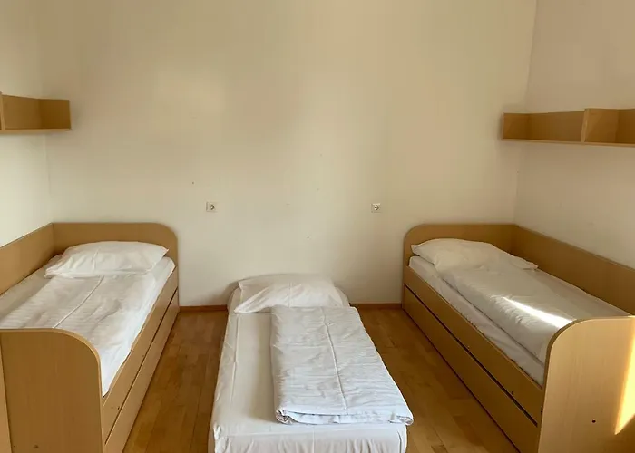 Rozna Dolina, Dom Xiv Liubliana